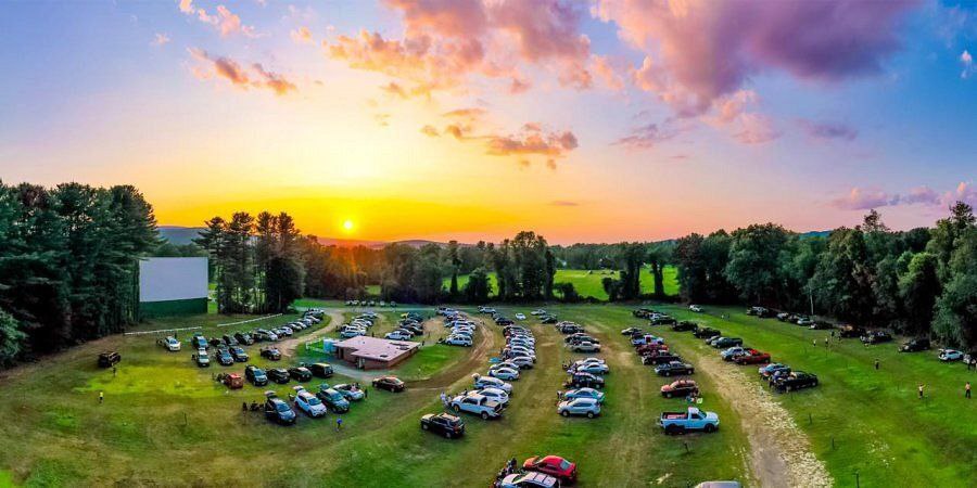 Vue aérienne d’un drive-in